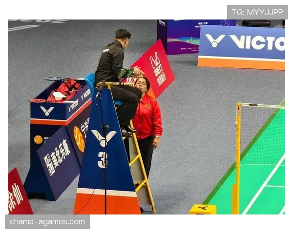 被换下球员场边抗议，裁判能给红牌吗？