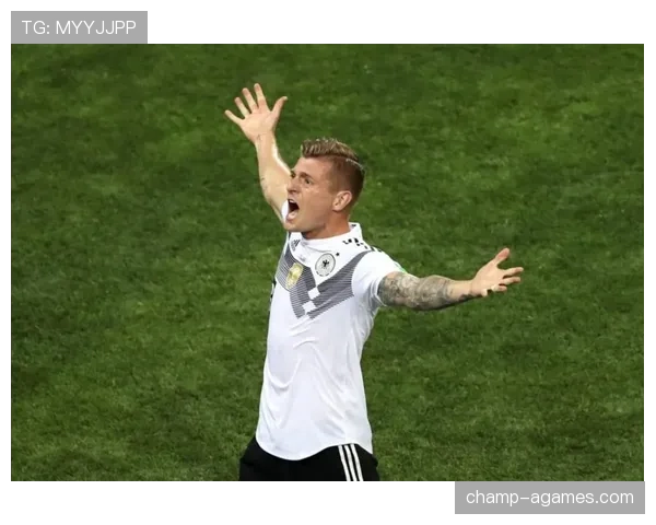 德布劳内与克罗斯的传球风格及战术角色差异：创造力驱动与节奏控制的深层对比